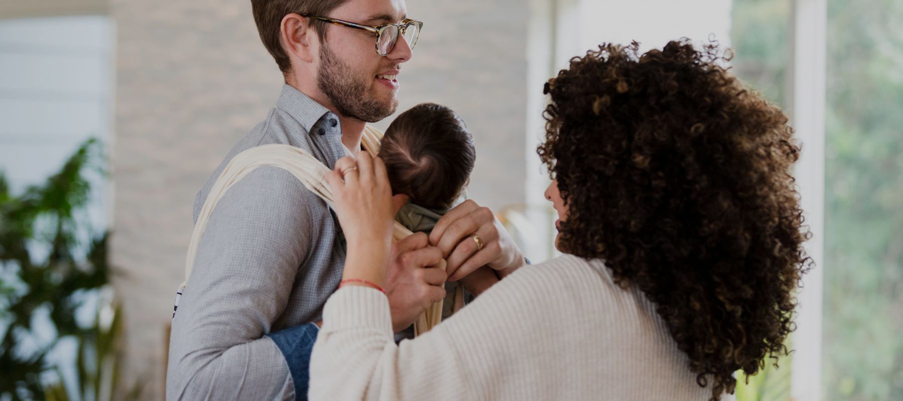 Neugeborene tragen: sicher getragen von Anfang an